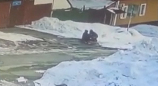 В Саратове прохожая помогла подняться упавшей пенсионерке и сняла с неё золотые украшения